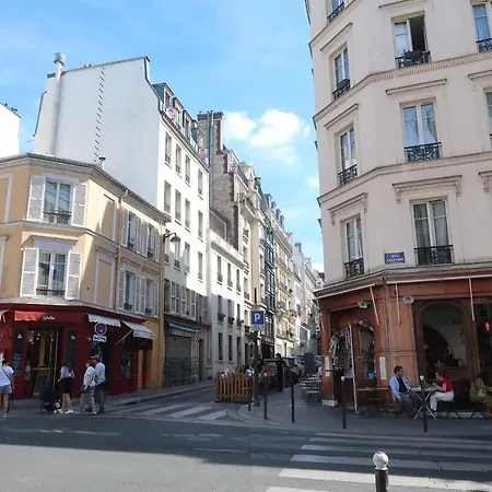 Parisian Cozy Studio: Batignolles Charm Near Landmarks *