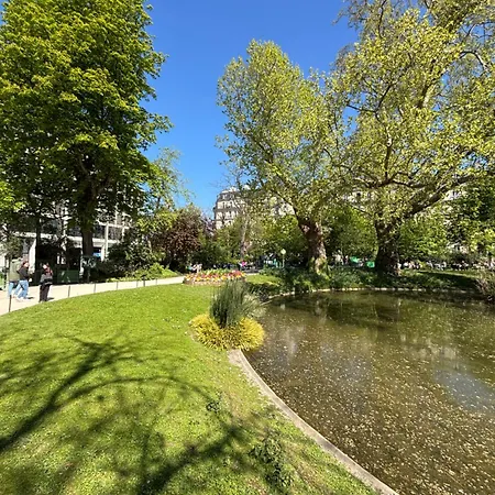 Parisian Cozy Studio: Batignolles Charm Near Landmarks