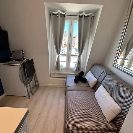 Apartment Parisian Cozy Studio: Batignolles Charm Near Landmarks *