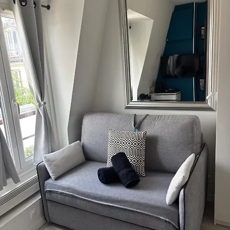 Parisian Cozy Studio: Batignolles Charm Near Landmarks *
