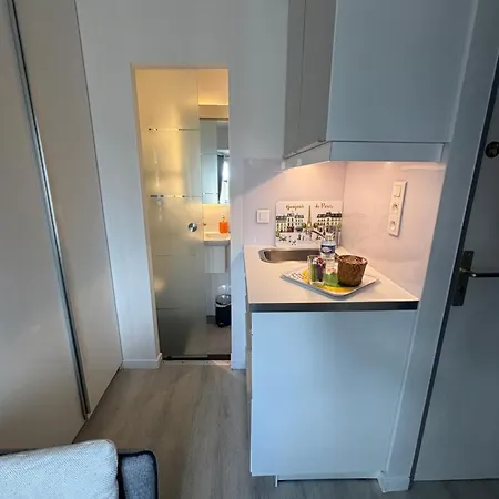 Parisian Cozy Studio: Batignolles Charm Near Landmarks Apartment *