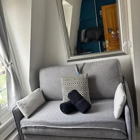 Apartment Parisian Cozy Studio: Batignolles Charm Near Landmarks