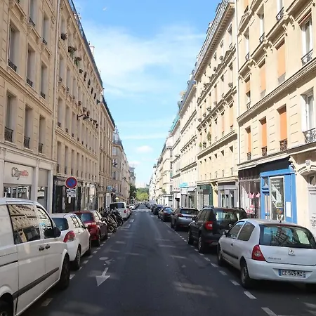 Parisian Cozy Studio: Batignolles Charm Near Landmarks Apartment *