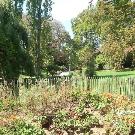 Parisian Cozy Studio: Batignolles Charm Near Landmarks
