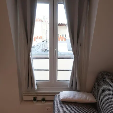 17 - Compact 10m2 -110 Sqf - Coeur Batignolles - Entièrement Rénové - Vue Toits - Idéal Solo Traveler Parigi