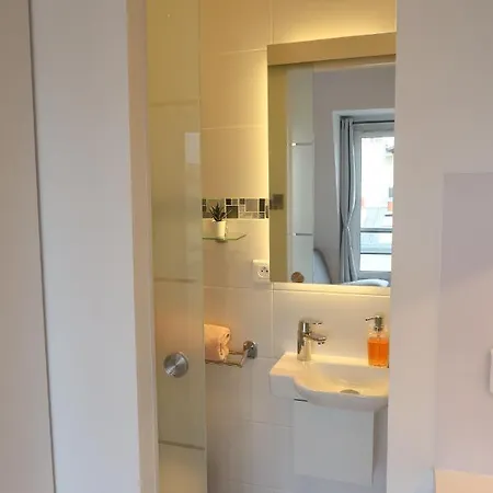 17 - Compact 10m2 -110 Sqf - Coeur Batignolles - Entièrement Rénové - Vue Toits - Idéal Solo Traveler *