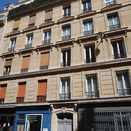 Apartment Parisian Cozy Studio: Batignolles Charm Near Landmarks *