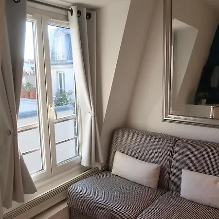 17 - Compact 10m2 -110 Sqf - Coeur Batignolles - Entièrement Rénové - Vue Toits - Idéal Solo Traveler