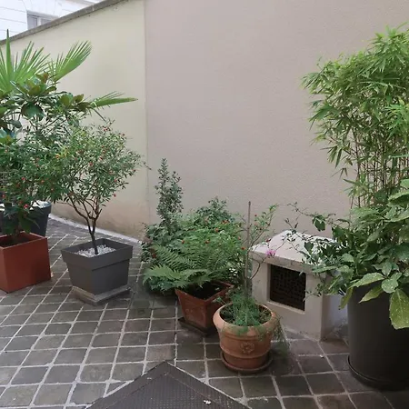 Parisian Cozy Studio: Batignolles Charm Near Landmarks *