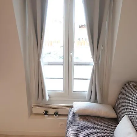 Appartamento 17 - Compact 10m2 -110 Sqf - Coeur Batignolles - Entièrement Rénové - Vue Toits - Idéal Solo Traveler *