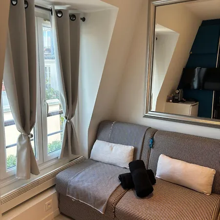 Parisian Cozy Studio: Batignolles Charm Near Landmarks Apartment
