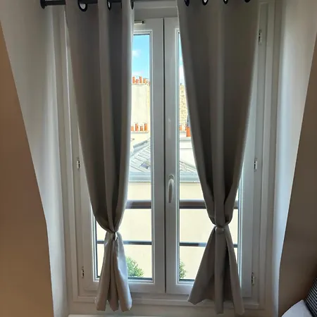 17 - Compact 10m2 -110 Sqf - Coeur Batignolles - Entièrement Rénové - Vue Toits - Idéal Solo Traveler *