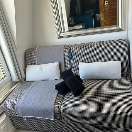 17 - Compact 10m2 -110 Sqf - Coeur Batignolles - Entièrement Rénové - Vue Toits - Idéal Solo Traveler Appartamento Parigi