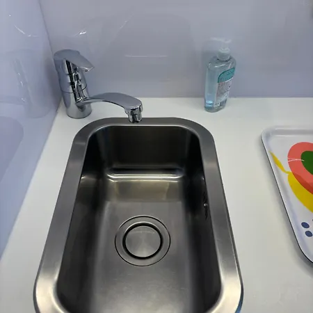 Appartamento 17 - Compact 10m2 -110 Sqf - Coeur Batignolles - Entièrement Rénové - Vue Toits - Idéal Solo Traveler Parigi