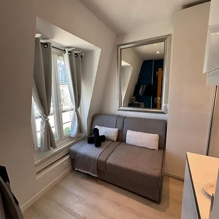17 - Compact 10m2 -110 Sqf - Coeur Batignolles - Entièrement Rénové - Vue Toits - Idéal Solo Traveler * Parigi