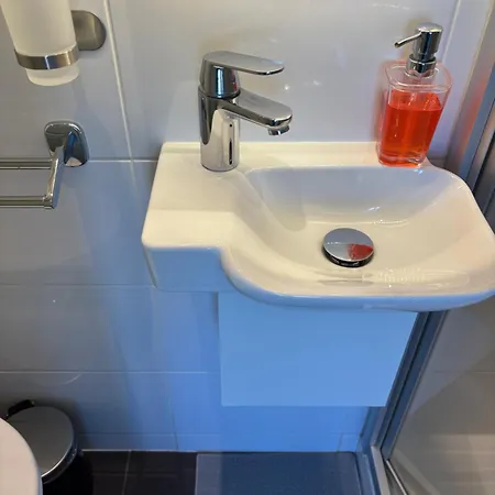 17 - Compact 10m2 -110 Sqf - Coeur Batignolles - Entièrement Rénové - Vue Toits - Idéal Solo Traveler Appartamento Parigi