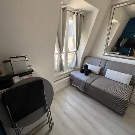 17 - Compact 10m2 -110 Sqf - Coeur Batignolles - Entièrement Rénové - Vue Toits - Idéal Solo Traveler * Parigi