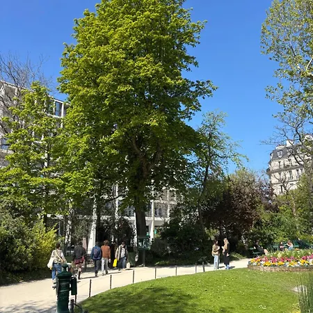 17 - Compact 10m2 -110 Sqf - Coeur Batignolles - Entièrement Rénové - Vue Toits - Idéal Solo Traveler Appartamento Parigi