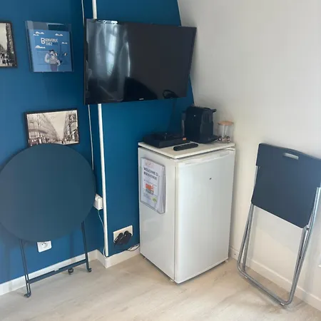 Parisian Cozy Studio: Batignolles Charm Near Landmarks Apartment