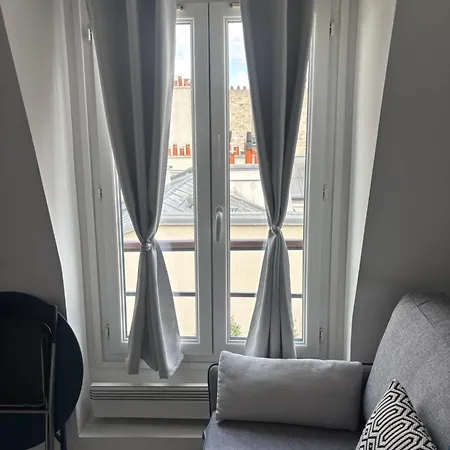 Apartment Parisian Cozy Studio: Batignolles Charm Near Landmarks *