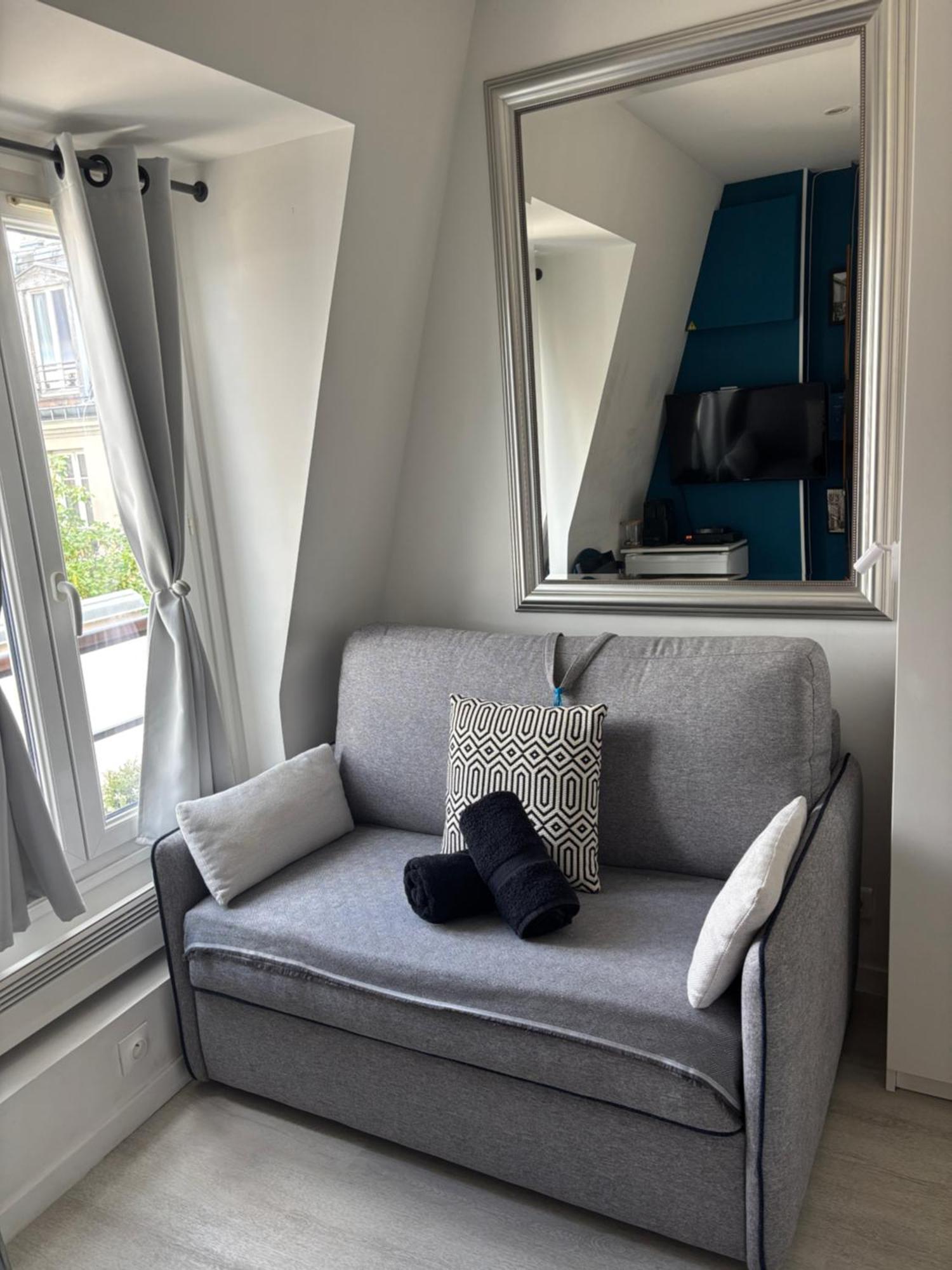 Parisian Cozy Studio: Batignolles Charm Near Landmarks *